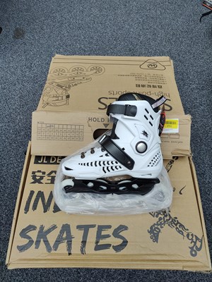 Lot 34 - 2 pairs of roller blade skates