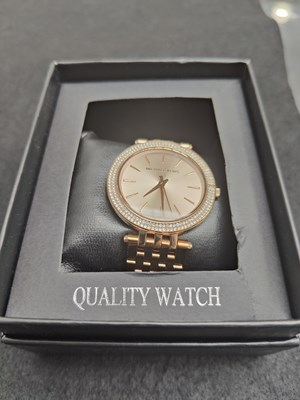 Lot 134 - Gents watch in gold finish