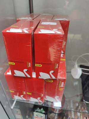 Lot 124 - Large qty swan red king-size papers