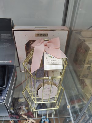 Lot 119 - 2 gift sets