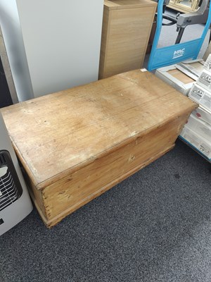 Lot 268 - Pine chest