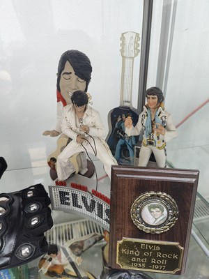 Lot 104 - Collection of Elvis figures and plaques