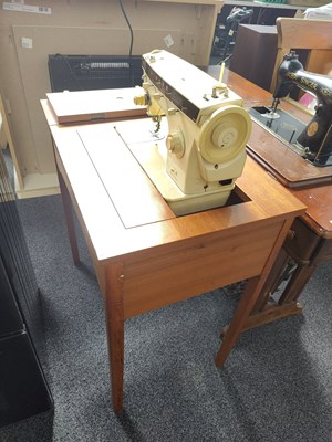 Lot 261 - Singer retro Table Sewing Machine