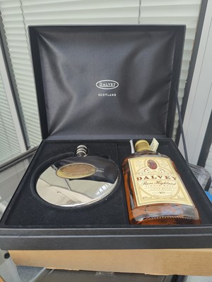Lot 186 - Dalvey whisky gift set in presentation box including modern design hip flask