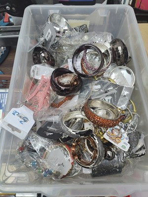 Lot 41 - Qty of Bangles & Costume Jewellery