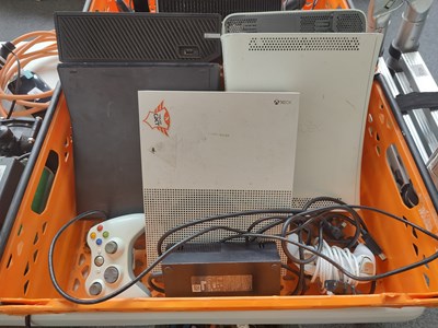 Lot 193 - Xbox Console Bundle