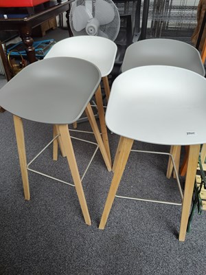 Lot 252 - 4 Kitchen Bar Stools with wooden legs in grey / white finish