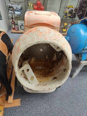 Lot 117 - Electric 110v cement mixer