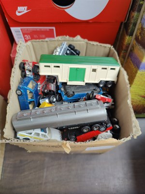 Lot 14 - Box of loose asstd vehicles