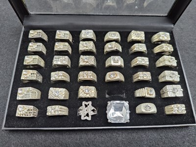Lot 167 - Display tray with 35 rings