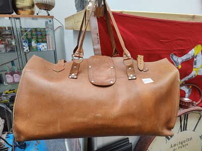 Lot 120 - Vintage leather holdall bag