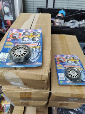 Lot 184 - 5 Boxes of novelty yo-yo great for market