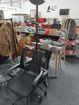 Lot 251 - 2 computer chairs, floor lamp and grey fan