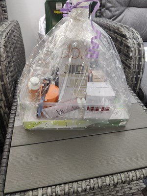Lot 60 - Cosmetic gift set