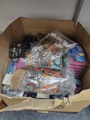 Lot 51 - Box of misc