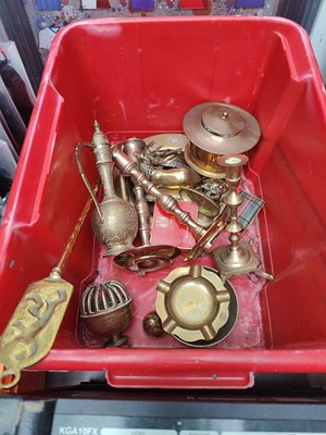 Lot 159 - Box of brass and metal items