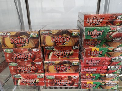 Lot 93 - Large qty of juicy jay flavoured papers