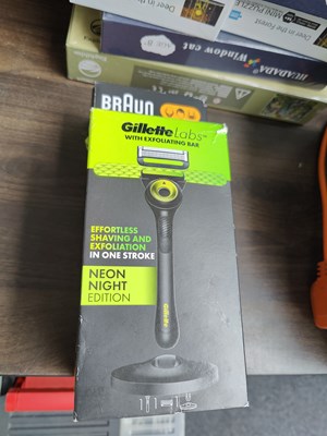 Lot 8 - Razor bundle Inc Gillette and braun
