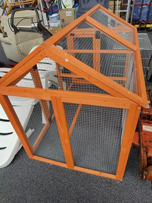 Lot 276 - Large chicken coop in wood and wire construction