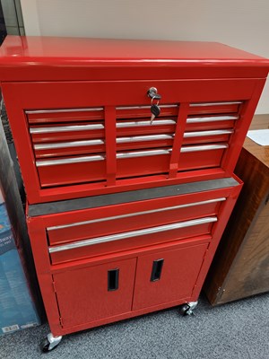 Lot 125 - Large red wheeled workshop tool chest with locks and pull out drawers