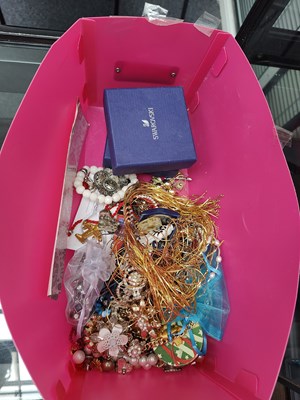 Lot 138 - Box of costume jewellery