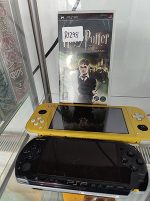 Lot 98 - Nintendo switch lite, psp and Harry potter game