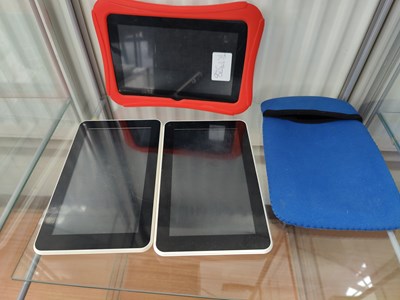 Lot 91 - 3 asstd tablets with one in case and a pouch