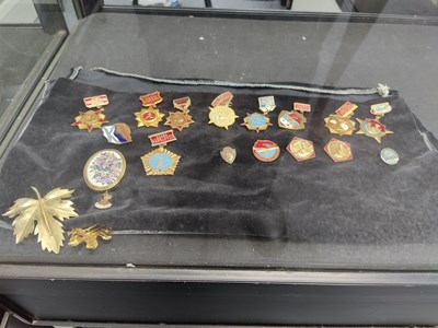 Lot 145 - Qty of soviet pins / medals