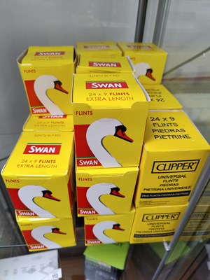 Lot 102 - Large qty of swan and clipper flints